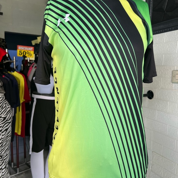 T-Shirt - Picture 11 of 12